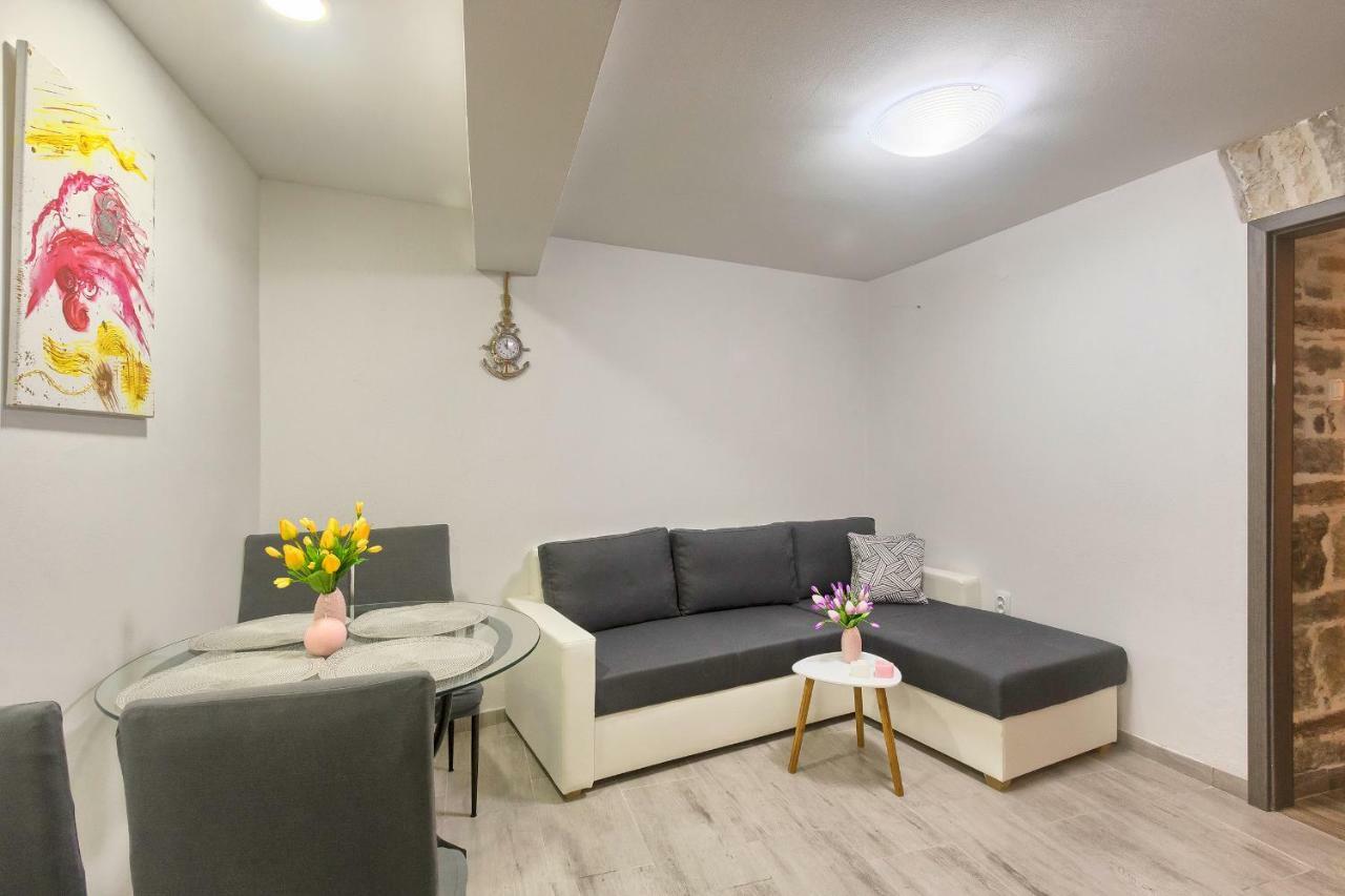 Old Town Apartments In City Center Pula Dış mekan fotoğraf